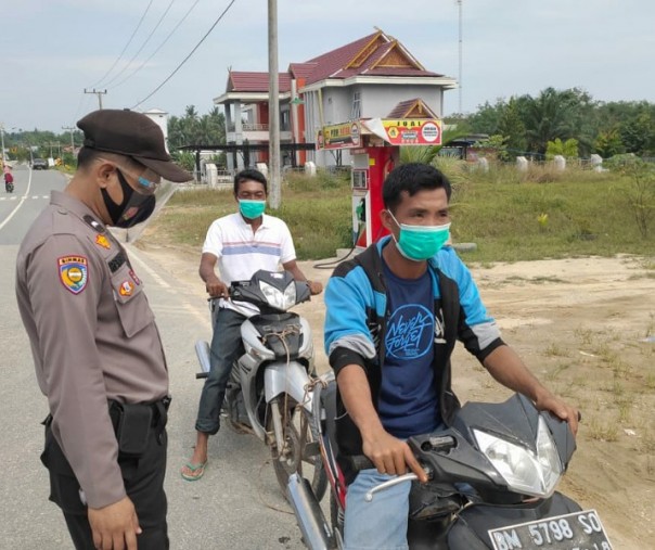 Personel Polsek Bunut saat merazia pengendara dalam Operasi Yustisi di Jalan Lintas Bono Pelalawan, Selasa (13/10/2020). Foto: Istimewa.