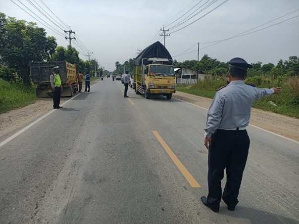 Petugas Dishub Inhu bersama personel Satlantas menggelar operasi rutin di Jalan Lintas Timur Pematangreba, Kamis 15 Oktober 2020