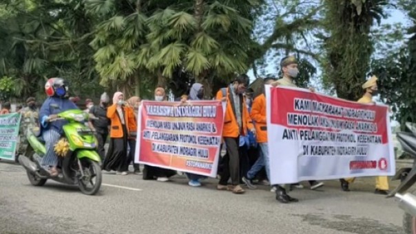Berbagai elemen masyarakat Kabupaten Inhu longmarch dan membagikan masker, usai menggelar deklarasi damai anti aksi anarkisme di Objek Wisata Danau Raja Rengat, Jumat 16 Oktober 2020.