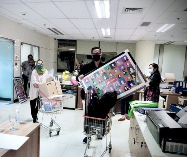 Febri Diansyah saat membawa barang-barang keluar dari gedung KPK (Foto: Istimewa/internet)