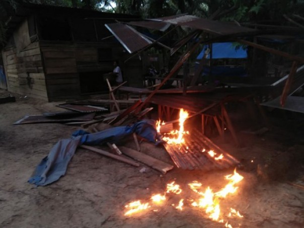 Warung remang-remang dibakar di Desa Batas, Rohul