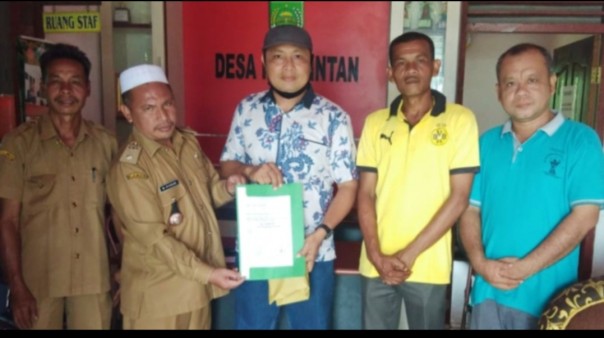 Menejemen PT SAI salurkan bantuan pembelian rumput lapangan Sepak Bola di Kota Intan/R1