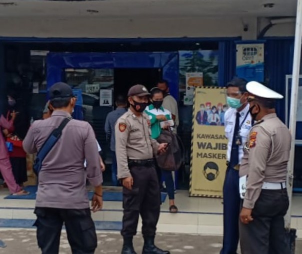 Polsek Pangkalan Kerinci saat patroli di salah satu kantor perbankan, Senin (19/10/2020). Foto: Istimewa.
