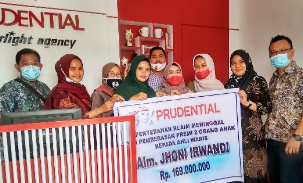 Pihak Prudential menyerahkan klaim asuransi santunan kepada keluarga nasabah sebagai penerima