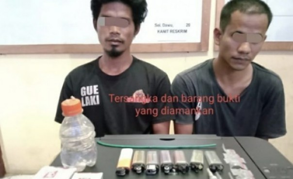 Dua tersangka penikmat sabu SRF dan YDA berikut barang bukti diamankan di Polsek Rengat Barat