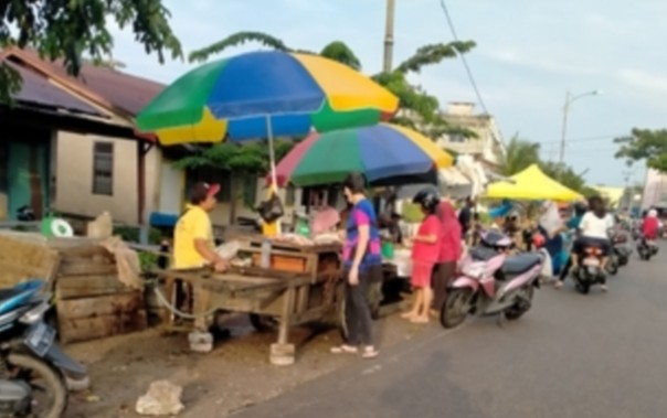 Pedagang K5 di pingir jalan pasar terubuk