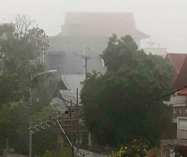 Kabut tipis menyelimuti Kota Pekanbaru, Rabu (21/10/2020). Foto: Riau1.