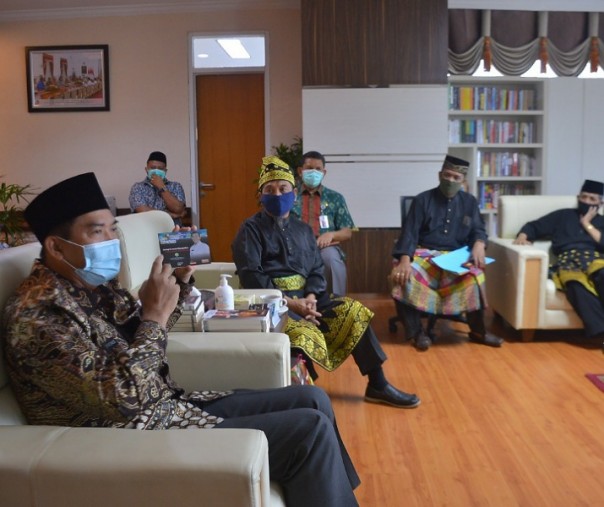 Wali Kota Pekanbaru Firdaus menerima kunjungan pengurus LAM Pekanbaru di Kompleks Perkantoran Tenayan Raya, Kamis (22/10/2020). Foto: Humas Pemko Pekanbaru.