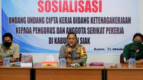 Disnakertrans Kabupaten Siak Bersama Polres Siak Sosialisasikan UU Cipta Kerja/R24