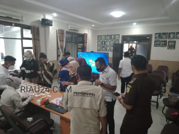 Mendadak Tes Urine, Pegawai dan Honorer Kejari Bengkalis Negatif Narkoba/R24