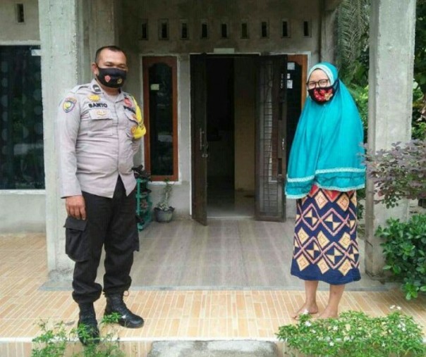 Bhabinkamtibmas Polsek Bandar Sei Kijang mengecek rumah salah satu pendukung paslon cakada Pelalawan yang akan melaksanakan kampanye tatap muka, Jumat (23/10/2020). Foto: Istimewa.
