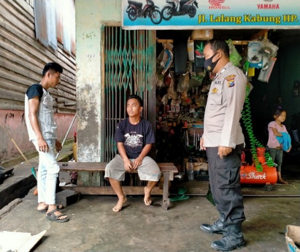 Personel Polsubsektor Pelalawan saat sosialisasi prokes di Desa Lalang Kabung, Kecamatan Pelalawan, Kabupaten Pelalawan, Jumat (23/10/2020). Foto: Istimewa.