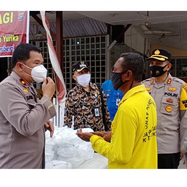 Wakapolresta Pekanbaru AKBP Yusup Rahmanto dan Kapolsek Limapuluh Kompol Sany membagikan 1.000 nasi kotak gratis kepada masyarakat.