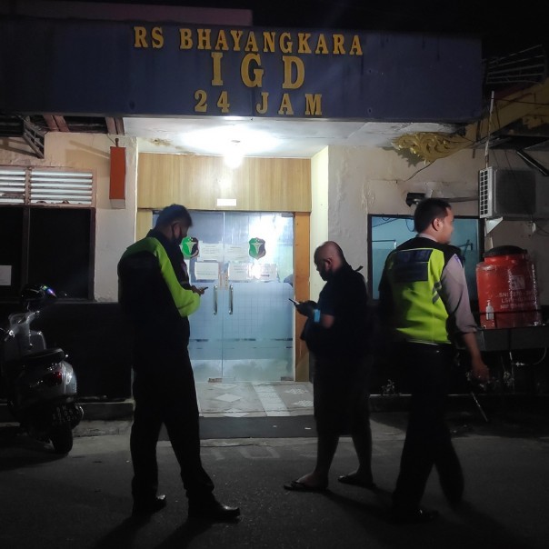 Suasana IGD RS Bhayangkara pada Jumat malam, setelah polisi melakukan penangkapan di Jalan Soekarno Hatta Pekanbaru. (Riau1)