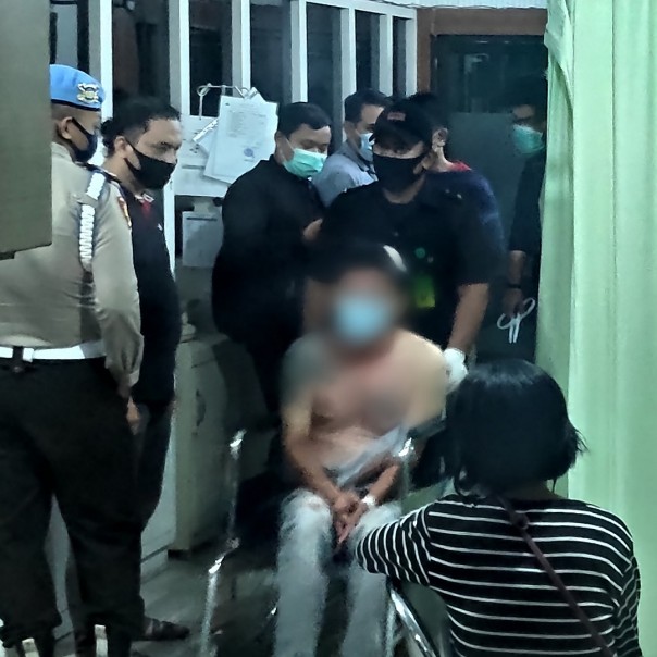 Pria berinisial H yang ditangkap bersama I (Oknum aparat, red) terkait dugaan peredaran gelap Narkotika.  Tampak H usai mendapat perawatan di RS Bhayangkara Polda Riau.