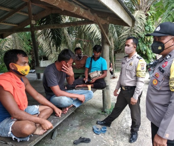 Personel Polsek Langgam menggiatkan patroli dialogis di Desa Segati, Kecamatan Langgam, Kabupaten Pelalawan, Sabtu (24/10/2020). Foto: Istimewa.