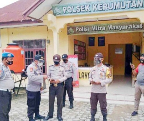 Kapolsek Kerumutan Iptu Fajri Sentosa mengecek telepon android milik seluruh anggotanya, Sabtu (24/10/2020). Foto: Istimewa.