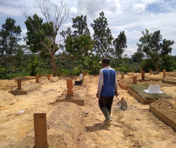 Subhan, seorang penggali kubur pasien corona di TPU Tengku Mahmud memang jejeran makam, Minggu (18/10/2020). Foto: Surya/Riau1.