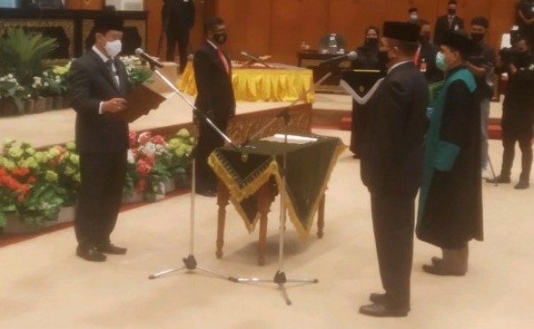 Proses pengambilan sumpah Syahroni Tua sebagai PAW Noviwaldy Jusman di DPRD Riau