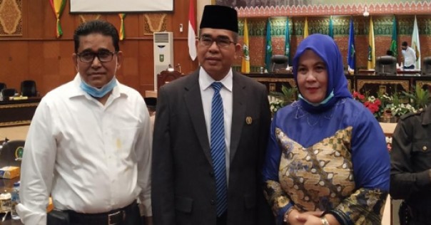 Syahroni Tua usai diambil sumpah sebagai PAW Noviwaly Jusman di DPRD Riau