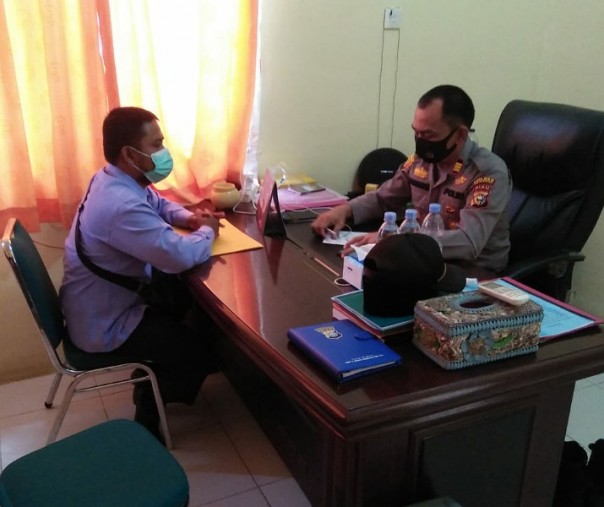 Kapolsek Pangkalan Lesung AKP Nazaruddin mengevaluasi kampanye tatap muka paslon cakada dengan anggota Panwaslu, Senin (26/10/2020). Foto: Istimewa.