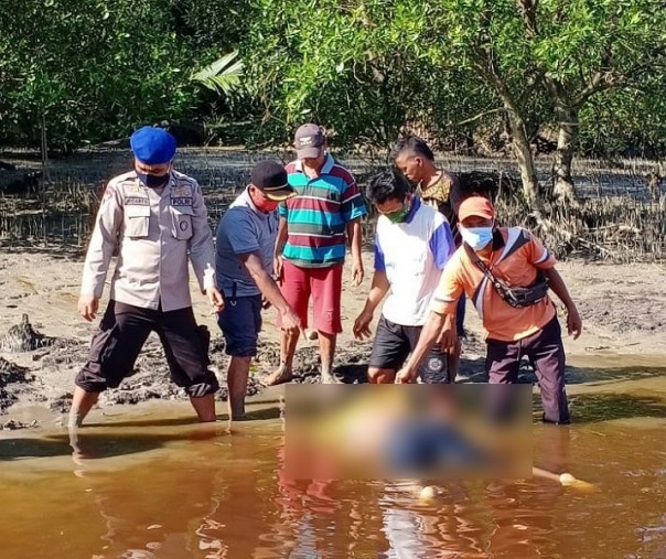 Warga Desa Gambut Mutiara Kecamatan Teluk Meranti dan petugas Polairud Pelalawan menemukan mayat warga yang hilang, Minggu (25/10/2020). Foto: Istimewa.