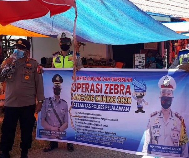 Kapolsek Bandar Sei Kijang AKP Yusup Purba mensosialisasikan Operasi Lancang Kuning kepada masyarakat, Selasa (27/10/2020). Foto: Istimewa.