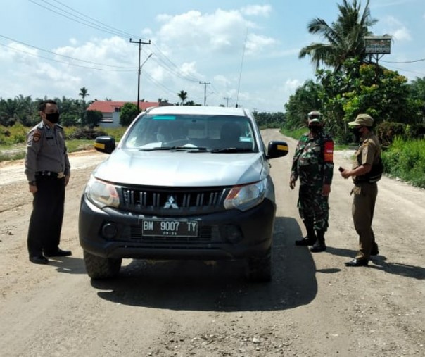 Personel Polsubsektor Pelalawan dengan TNI dan Satpol PP Pelalawan melaksanakan Operasi Yustisi, Selasa (27/10/2020). Foto: Istimewa.