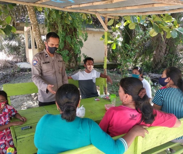 Personel Polsek Langgam saat patroli dialogis dengan warga Desa Segati, Kecamatan Langgam, Kabupaten Pelalawan, Selasa (27/10/2020). Foto: Istimewa.