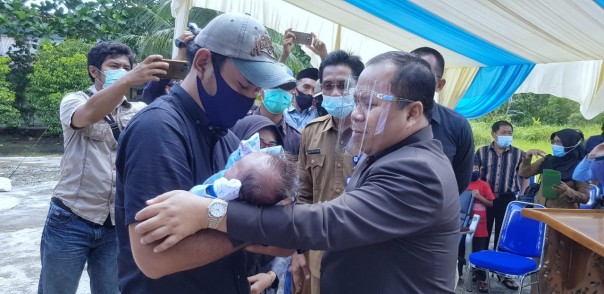 Penyerahan bayi tanpa wali kepada orang tua asuh oleh Bupati Meranti, Irwan 