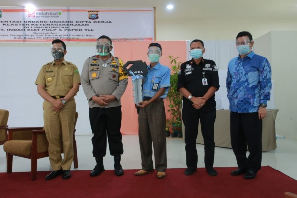 Dihadiri Wakapolda Riau , Disnakertrans Provinsi Riau Sosialisasi Implementasi UU Cipta Kerja di PT.IKPP Kecamatan Tualang/R24