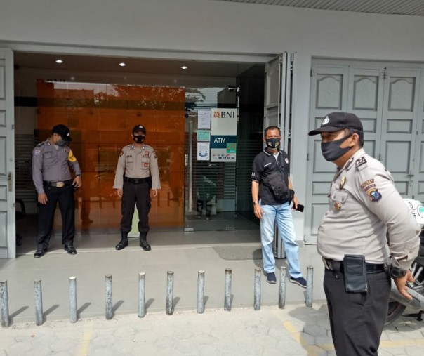 Personel Polsek Pangkalan Kerinci saat patroli di salah satu kantor perbankan di Jalan Lintas Timur Kabupaten Pelalawan, Rabu (28/10/2020). Foto: Istimewa.