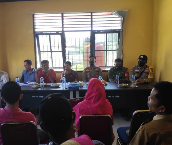 Kapolsek Teluk Meranti Ipda Dymas Bagus Bimantara menghadiri undangan PT Rimba Mutiara Permai (RMP) dalam sosialisasi antisipasi karhutla di Kantor Desa Petodaan, Kecamatan Teluk Meranti, Selasa (27/10/2020). Foto: Istimewa.