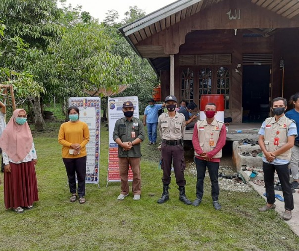 Personel Polsek Teluk Meranti usai memeriksa tempat kampanye salah satu paslon cakada Pelalawan di Desa Teluk Binjai, Rabu (28/10/2020) petang. Foto: Istimewa.