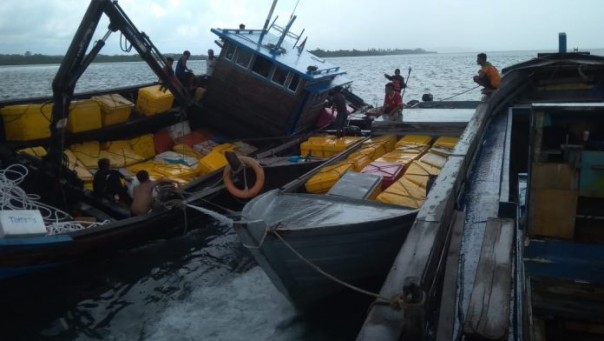 Hindari Gelombang Tinggi, Kapal Pengangkut Ikan Kandas Tabrak Karang di Perairan Bintan/suryakepri