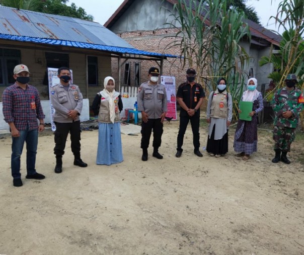 Kapolsek Bunut AKP Rokhani foto bersama personel Koramil dan Panwascam usai pemeriksaan kesiapan prokes di lokasi paslon cakada Pelalawan, Kamis (29/10/2020). Foto: Istimewa.