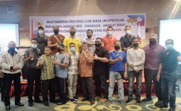 Mantan Ketua Pengrpov PABBSI Riau, Sanusi Anwar (tengah baju batik) bersama para pengurus usai pembubaran Pengprov PABBSI Riau (foto: barkah/riau1.com)