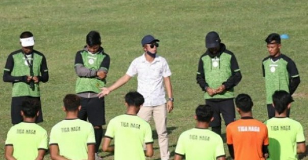Manager AA Tiga Naga, Hidayat bersama skuad AA Tiga Naga saat latihan