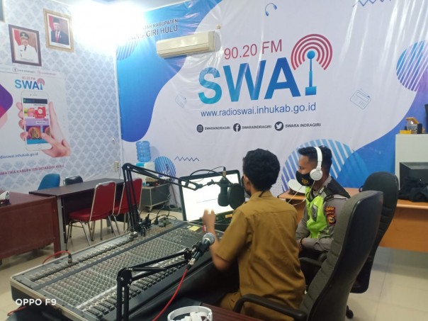 Personel Satlantas Polres Inhu mensosialisasikan Operasi Zebra Lancang Kuning 2020 lewat Station Radio SWAI FM Inhu.