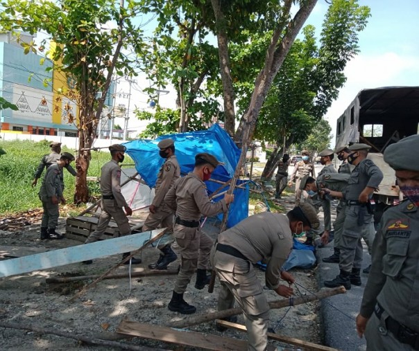 Petugas Satpol PP Pekanbaru membongkar lapak PKL di Jalan Tuanku Tambusai, Kamis (29/10/2020). Foto: Satpol PP Pekanbaru.