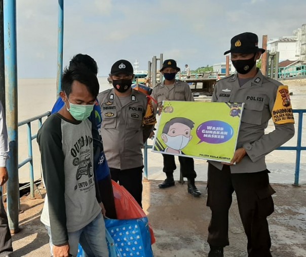 Personel Polsek Kuala menggelar Operasi Yustisi di Kelurahan Teluk Dalam, Kabupaten Pelalawan, Jumat (30/10/2020). Foto: Istimewa.