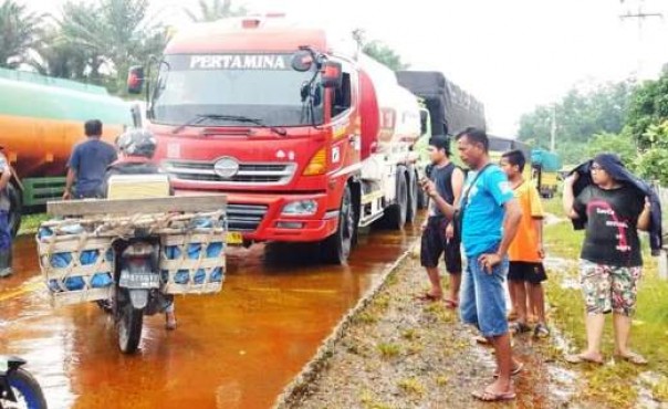 Lokasi Jalan Lintas Timur yang menanjak tersebut kondisinya sangat licin dan berbahaya bagi pengguna jalan. Diperkirakan minyak CPO yang tumpah ke jalan sebanyak 20 ton