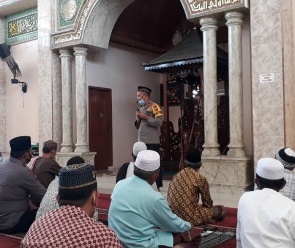 Wakapolres Pelalawan Kompol Raden Edi Saputra menggelar sosialisasi prokes ke jemaah salat Jumat di Masjid Nurul Hijrah, Kecamatan Pangkalan Kerinci, Jumat (30/10/2020). Foto: Istimewa.