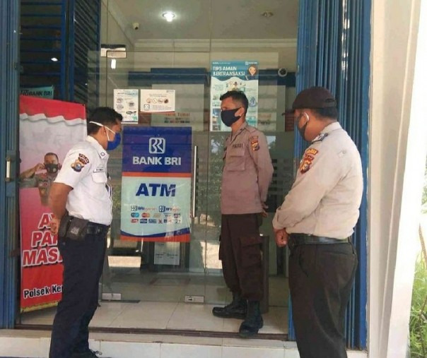 Personel Polsek Kerumutan saat patroli di salah satu kantor perbankan, Jumat (30/10/2020). Foto: Istimewa.