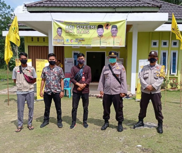 Kapolsek Bunut AKP Rokhani meninjau dan memantau lokasi kampanye tatap muka salah satu paslon cakada Pelalawan, Sabtu (31/10/2020). Foto: Istimewa.