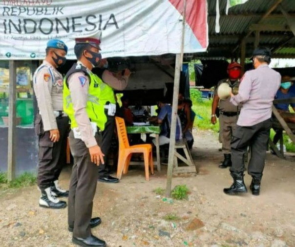 Polsek Pangkalan Kuras saat melakukan Operasi Yustisi di pasar, Sabtu (31/10/2020). Foto: Istimewa.