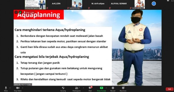 Instruktur Safety Riding Capella Honda Riau, Abdullah Hamdi saat menyampaikan materi dalam webinar