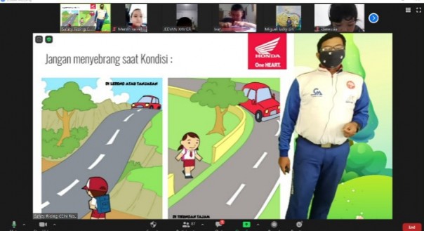 Instruktur Safety Riding Capella Honda Riau, Steven saat memberikan materi dalam webinar safety riding