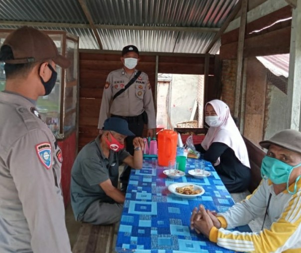 Polsek Kerumutan saat Operasi Yustisi di sebuah warung, Minggu (1/11/2020). Foto: Istimewa.