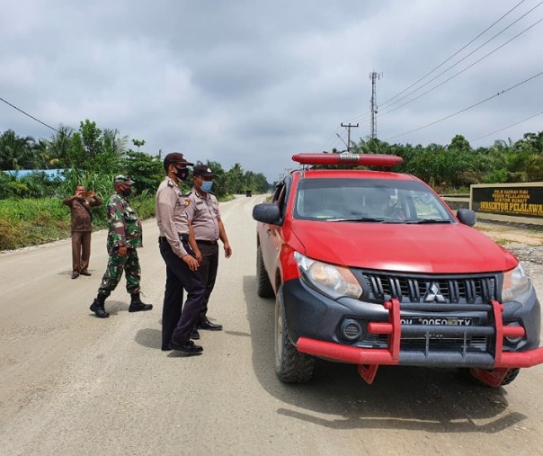 Personel Polsubsektor Pelalawan melaksanakan Operasi Yustisi di depan mako, Selasa (3/11/2020). Foto: Istimewa.